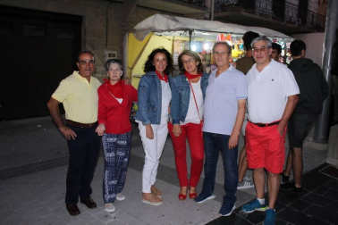 'Puro relajo', grupo de música con raíces en esta localidad de la comarca de Sangüesa, hizo disfrutar a sus vecinos con el amplio repertorio de canciones mexicanas y clásicos en euskera que le han lanzado a la fama. El concierto sirvió para arrancar las fiestas de Aibar, que se prolongaron del 15 al 20 de agosto.