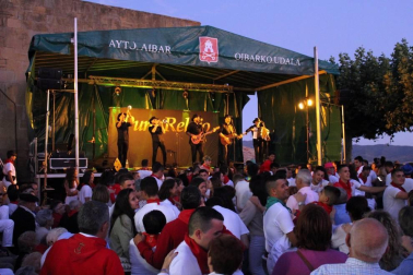 'Puro relajo', grupo de música con raíces en esta localidad de la comarca de Sangüesa, hizo disfrutar a sus vecinos con el amplio repertorio de canciones mexicanas y clásicos en euskera que le han lanzado a la fama. El concierto sirvió para arrancar las fiestas de Aibar, que se prolongaron del 15 al 20 de agosto.