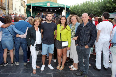 'Puro relajo', grupo de música con raíces en esta localidad de la comarca de Sangüesa, hizo disfrutar a sus vecinos con el amplio repertorio de canciones mexicanas y clásicos en euskera que le han lanzado a la fama. El concierto sirvió para arrancar las fiestas de Aibar, que se prolongaron del 15 al 20 de agosto.