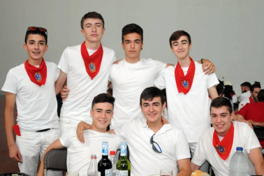 Los vecinos de Santacara celebraron sus fiestas de la Asunción del 14 al 20 de agosto. El viernes, fue el día dedicado a las peñas, que se reunieron en el frontón municipal para celebrar una gran comida de hermandad, tras la que se realizó la ya tradicional ronda de disfraces por las calles del pueblo.