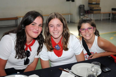 Los vecinos de Santacara celebraron sus fiestas de la Asunción del 14 al 20 de agosto. El viernes, fue el día dedicado a las peñas, que se reunieron en el frontón municipal para celebrar una gran comida de hermandad, tras la que se realizó la ya tradicional ronda de disfraces por las calles del pueblo.