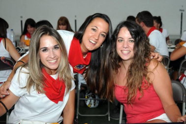 Los vecinos de Santacara celebraron sus fiestas de la Asunción del 14 al 20 de agosto. El viernes, fue el día dedicado a las peñas, que se reunieron en el frontón municipal para celebrar una gran comida de hermandad, tras la que se realizó la ya tradicional ronda de disfraces por las calles del pueblo.