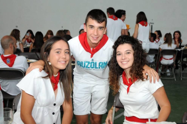 Los vecinos de Santacara celebraron sus fiestas de la Asunción del 14 al 20 de agosto. El viernes, fue el día dedicado a las peñas, que se reunieron en el frontón municipal para celebrar una gran comida de hermandad, tras la que se realizó la ya tradicional ronda de disfraces por las calles del pueblo.