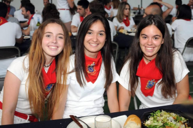 Los vecinos de Santacara celebraron sus fiestas de la Asunción del 14 al 20 de agosto. El viernes, fue el día dedicado a las peñas, que se reunieron en el frontón municipal para celebrar una gran comida de hermandad, tras la que se realizó la ya tradicional ronda de disfraces por las calles del pueblo.