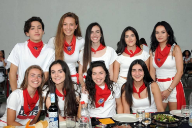 Los vecinos de Santacara celebraron sus fiestas de la Asunción del 14 al 20 de agosto. El viernes, fue el día dedicado a las peñas, que se reunieron en el frontón municipal para celebrar una gran comida de hermandad, tras la que se realizó la ya tradicional ronda de disfraces por las calles del pueblo.