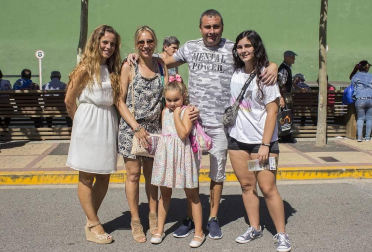 La cita anual de los vecinos de Sartaguda con el melocotón fue un completo éxito. La octava edición de la feria, que se celebró el 18 de agosto, puso a la venta 2.000 kilos más de los estimados, llegando a los 12.000. El mercado ofertó también otros frutos, como paraguayos, peras y tomates, al que se sumaron stands con artículos de artesanía.