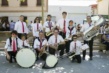 La cita anual de los vecinos de Sartaguda con el melocotón fue un completo éxito. La octava edición de la feria, que se celebró el 18 de agosto, puso a la venta 2.000 kilos más de los estimados, llegando a los 12.000. El mercado ofertó también otros frutos, como paraguayos, peras y tomates, al que se sumaron stands con artículos de artesanía.
