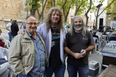 Durante cuatro lunes consecutivos, la plaza de San José, junto a la catedral de Pamplona, está acogiendo el ciclo de música 'Versionando'. Por este escenario ya han pasado los grupos Mind de gap, la Tribu Obembe y A Beatle Bit. Cerrará el ciclo el próximo lunes 26 de agosto el grupo Rockstars.