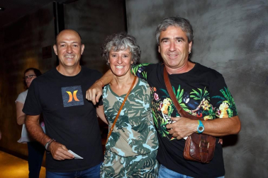 Tahures zurdos, uno de los grupos de rock navarros más recordados de todos los tiempos, regresó a los escenarios para alegría de sus muchos seguidores. La sala Zentral, que colgó el cartel de no hay entradas, fue el lugar elegido para este encuentro musical y solidario, en la que se recogieron fondos para la investigación del síndrome Dravet.