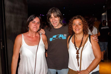 Tahures zurdos, uno de los grupos de rock navarros más recordados de todos los tiempos, regresó a los escenarios para alegría de sus muchos seguidores. La sala Zentral, que colgó el cartel de no hay entradas, fue el lugar elegido para este encuentro musical y solidario, en la que se recogieron fondos para la investigación del síndrome Dravet.