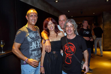 Tahures zurdos, uno de los grupos de rock navarros más recordados de todos los tiempos, regresó a los escenarios para alegría de sus muchos seguidores. La sala Zentral, que colgó el cartel de no hay entradas, fue el lugar elegido para este encuentro musical y solidario, en la que se recogieron fondos para la investigación del síndrome Dravet.