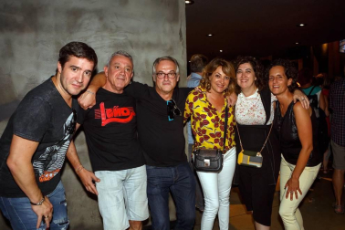 Tahures zurdos, uno de los grupos de rock navarros más recordados de todos los tiempos, regresó a los escenarios para alegría de sus muchos seguidores. La sala Zentral, que colgó el cartel de no hay entradas, fue el lugar elegido para este encuentro musical y solidario, en la que se recogieron fondos para la investigación del síndrome Dravet.