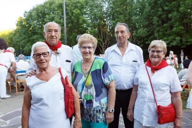 Burlada celebró sus fiestas del 14 al 19 de agosto, con un programa muy variado en el que tuvieron cabida actos para todos los gustos y edades. Un ejemplo fue el recital de jotas celebrado el sábado a la tarde en el Parque Municipal. Un espectáculo al que se acercaron tanto niños como mayores, que disfrutaron con este género musical tan tradicional en Navarra.