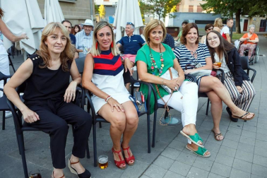 Burlada celebró sus fiestas del 14 al 19 de agosto, con un programa muy variado en el que tuvieron cabida actos para todos los gustos y edades. Un ejemplo fue el recital de jotas celebrado el sábado a la tarde en el Parque Municipal. Un espectáculo al que se acercaron tanto niños como mayores, que disfrutaron con este género musical tan tradicional en Navarra.