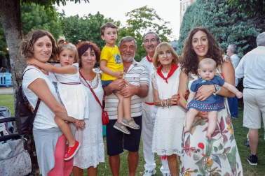 Burlada celebró sus fiestas del 14 al 19 de agosto, con un programa muy variado en el que tuvieron cabida actos para todos los gustos y edades. Un ejemplo fue el recital de jotas celebrado el sábado a la tarde en el Parque Municipal. Un espectáculo al que se acercaron tanto niños como mayores, que disfrutaron con este género musical tan tradicional en Navarra.