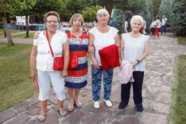 Burlada celebró sus fiestas del 14 al 19 de agosto, con un programa muy variado en el que tuvieron cabida actos para todos los gustos y edades. Un ejemplo fue el recital de jotas celebrado el sábado a la tarde en el Parque Municipal. Un espectáculo al que se acercaron tanto niños como mayores, que disfrutaron con este género musical tan tradicional en Navarra.