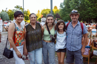 Burlada celebró sus fiestas del 14 al 19 de agosto, con un programa muy variado en el que tuvieron cabida actos para todos los gustos y edades. Un ejemplo fue el recital de jotas celebrado el sábado a la tarde en el Parque Municipal. Un espectáculo al que se acercaron tanto niños como mayores, que disfrutaron con este género musical tan tradicional en Navarra.