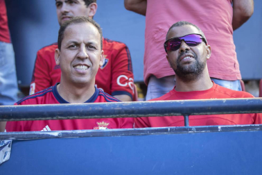 Fotos del búscate en la grada del Osasuna - Eibar