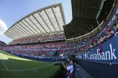 Fotos del búscate en la grada del Osasuna - Eibar