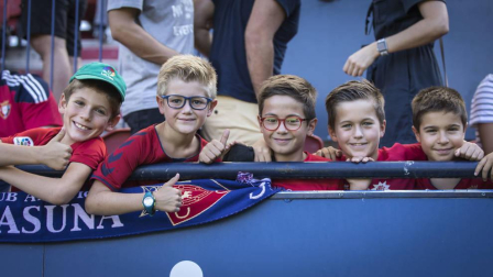 Fotos del búscate en la grada del Osasuna - Eibar