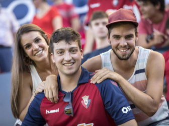 Fotos del búscate en la grada del Osasuna - Eibar