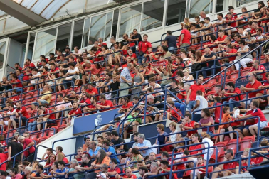 Fotos del búscate en la grada del Osasuna - Eibar