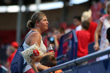 Fotos del búscate en la grada del Osasuna - Eibar