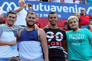 Fotos del búscate en la grada del Osasuna - Eibar
