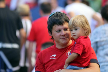 Fotos del búscate en la grada del Osasuna - Eibar