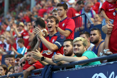 Fotos del búscate en la grada del Osasuna - Eibar