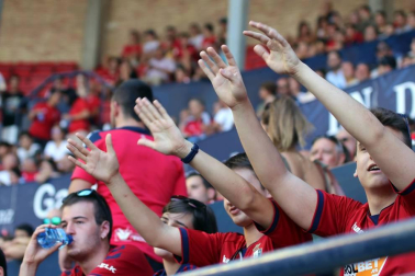 Fotos del búscate en la grada del Osasuna - Eibar