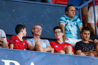 Fotos del búscate en la grada del Osasuna - Eibar