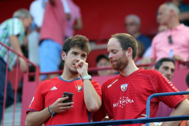 Fotos del búscate en la grada del Osasuna - Eibar