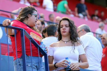 Fotos del búscate en la grada del Osasuna - Eibar