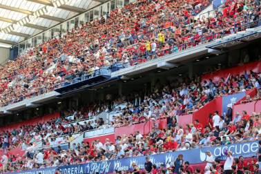 Fotos del búscate en la grada del Osasuna - Eibar