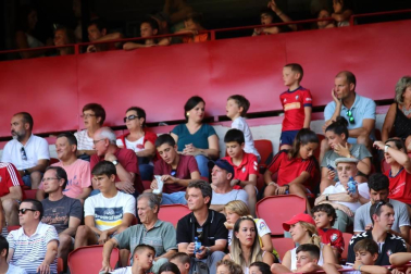 Fotos del búscate en la grada del Osasuna - Eibar