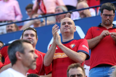 Fotos del búscate en la grada del Osasuna - Eibar