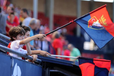 Fotos del búscate en la grada del Osasuna - Eibar