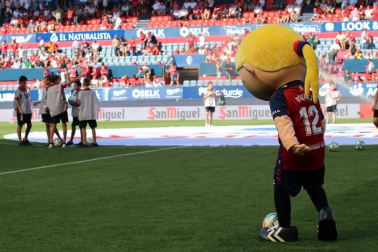 Fotos del búscate en la grada del Osasuna - Eibar