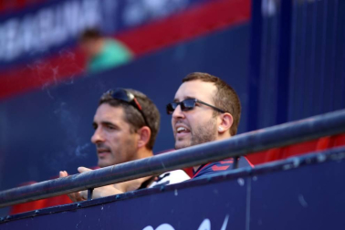 Fotos del búscate en la grada del Osasuna - Eibar