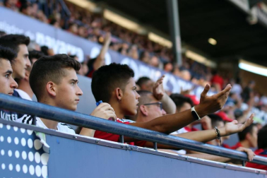 Fotos del búscate en la grada del Osasuna - Eibar
