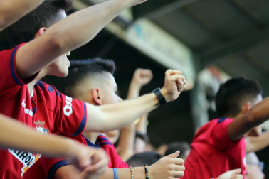 Fotos del búscate en la grada del Osasuna - Eibar