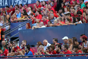 Fotos del búscate en la grada del Osasuna - Eibar