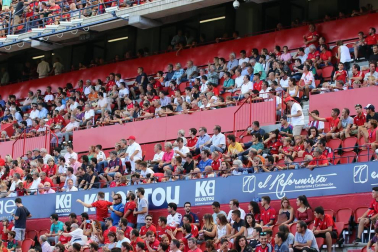 Fotos del búscate en la grada del Osasuna - Eibar