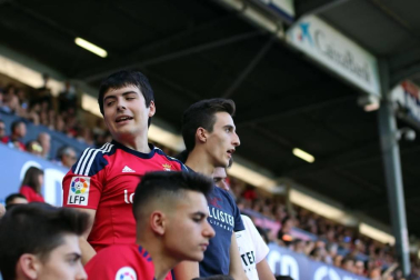 Fotos del búscate en la grada del Osasuna - Eibar