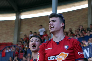 Fotos del búscate en la grada del Osasuna - Eibar