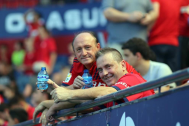Fotos del búscate en la grada del Osasuna - Eibar