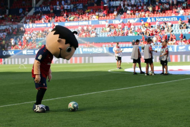 Fotos del búscate en la grada del Osasuna - Eibar