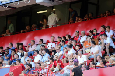 Fotos del búscate en la grada del Osasuna - Eibar