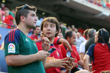 Fotos del búscate en la grada del Osasuna - Eibar